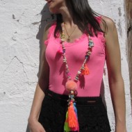 Collar Boho Chic POMPON multicolor decorado con borlas conchas cuentas facetadas abalorios pompón